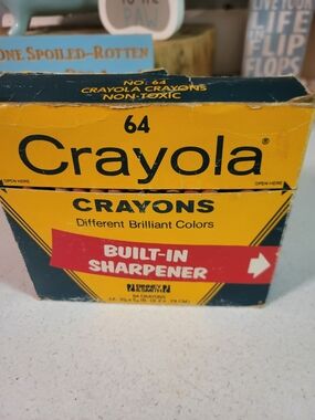 Vintage Binney & Smith Crayola 64 Crayons Built-In Sharpener Retired Colors READ